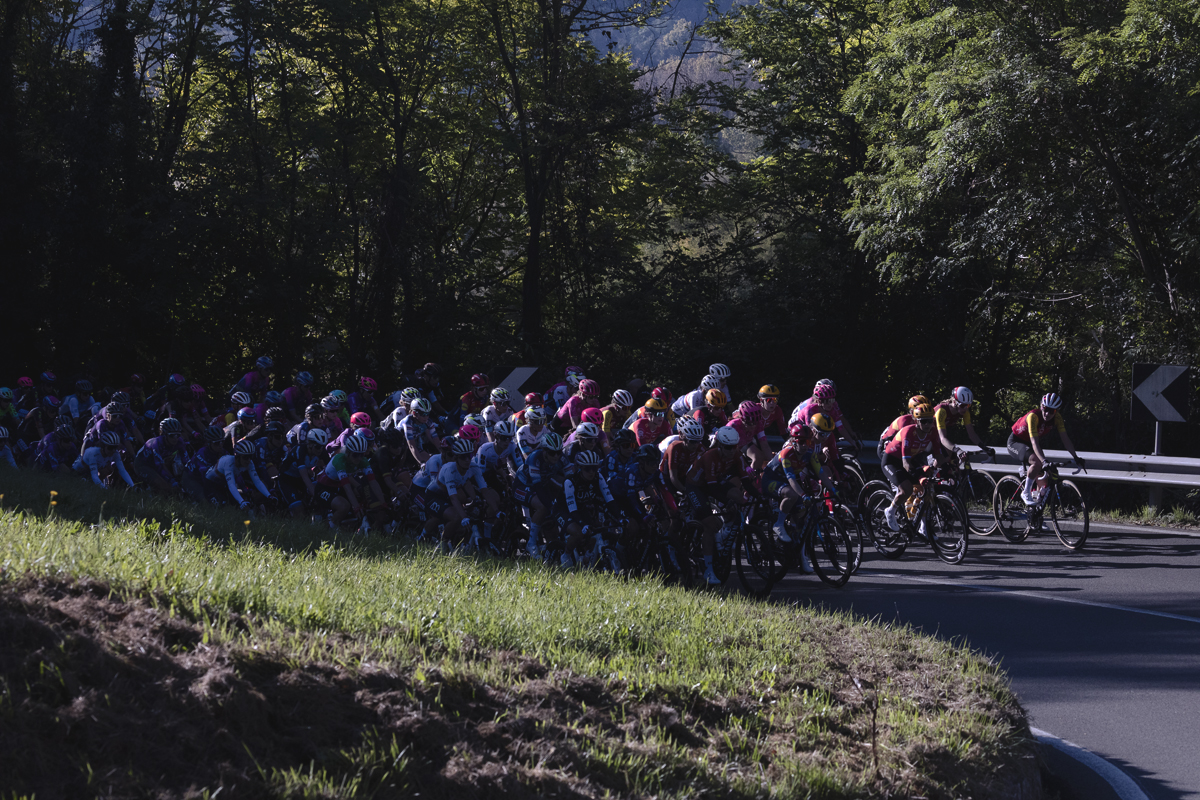 Tre Valli Varesine Women’s Race 2025 - The peloton round a bend on the climb