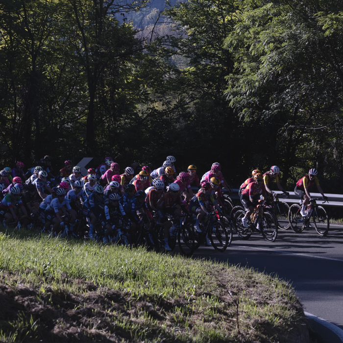 Tre Valli Varesine Women’s Race 2025 - The peloton round a bend on the climb