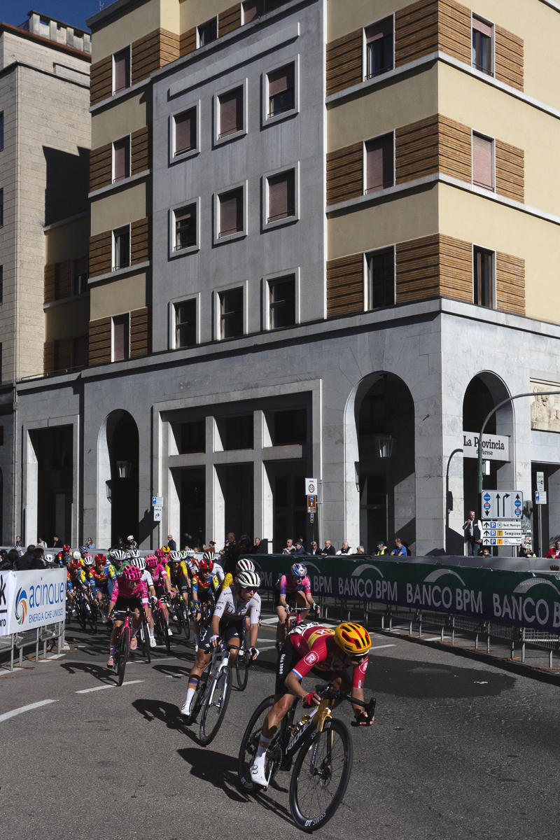 Tre Valli Varesine Women’s Race 2025 - Riders race through the barrier lined central streets of Varese