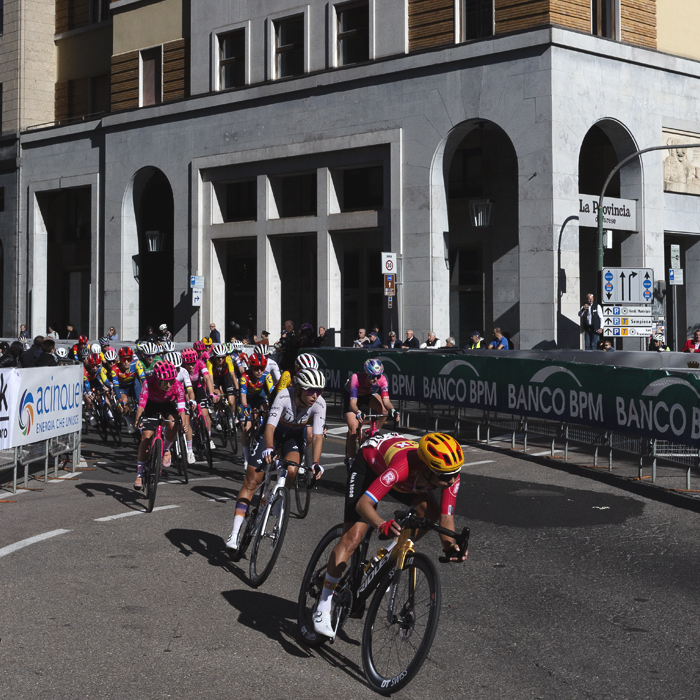 Tre Valli Varesine Women’s Race 2025 - Riders race through the barrier lined central streets of Varese