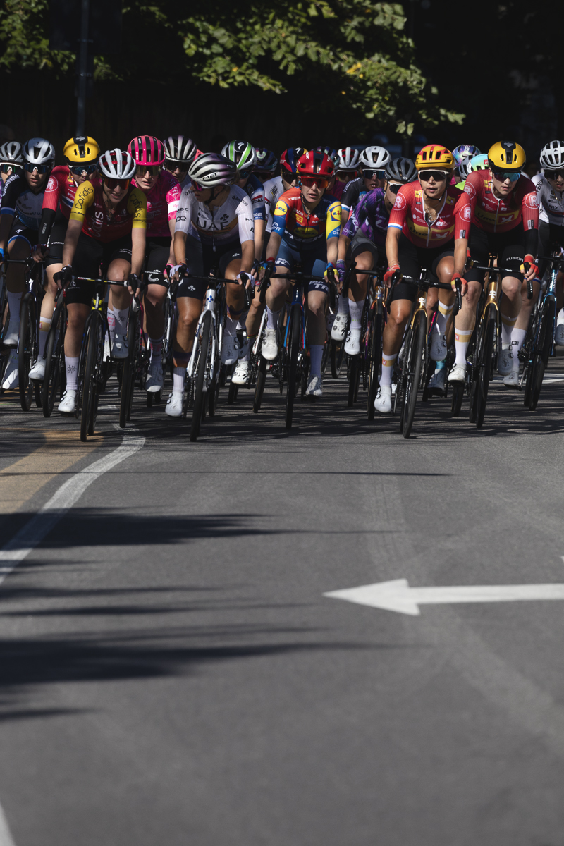 Tre Valli Varesine Women’s Race 2025 - The peloton on the streets of Varese