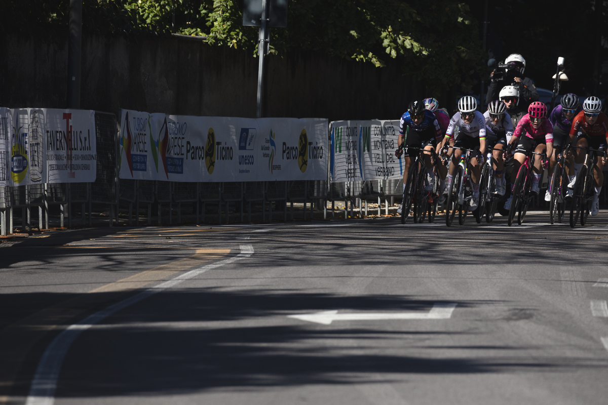Tre Valli Varesine Women’s Race 2025 - A group of riders pushes towards the finish