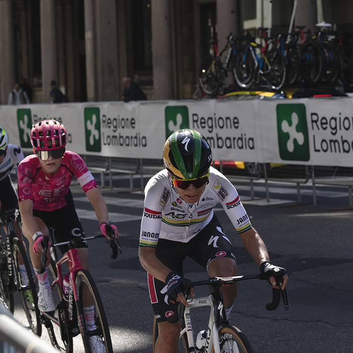 Tre Valli Varesine Women’s Race 2025 - Ashleigh Moolman and Noemi Ruegg hug the barriers during the race