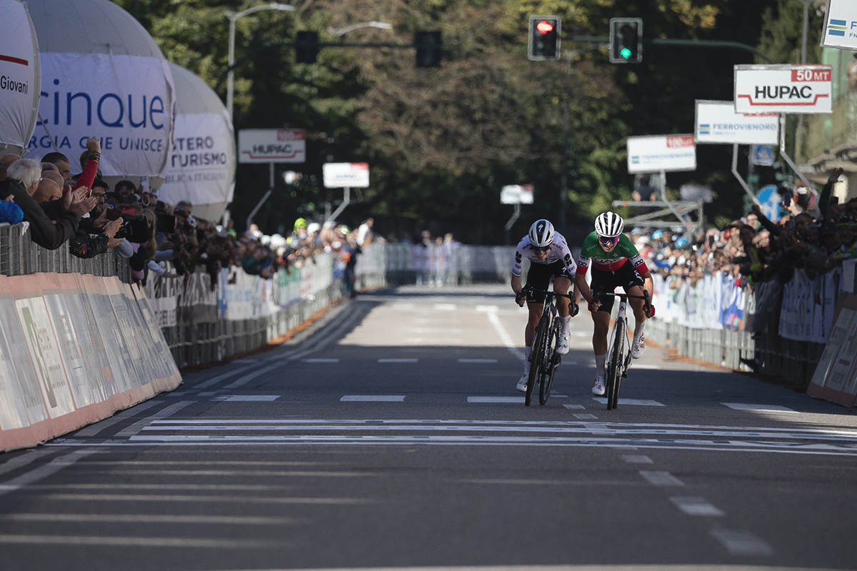 Tre Valli Varesine Women’s Race 2025 - Elisa Longo Borghini and Demi Vollering sprint for the line