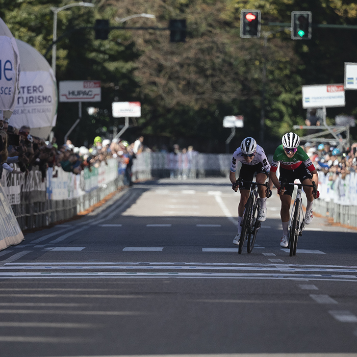 Tre Valli Varesine Women’s Race 2025 - Elisa Longo Borghini and Demi Vollering sprint for the line