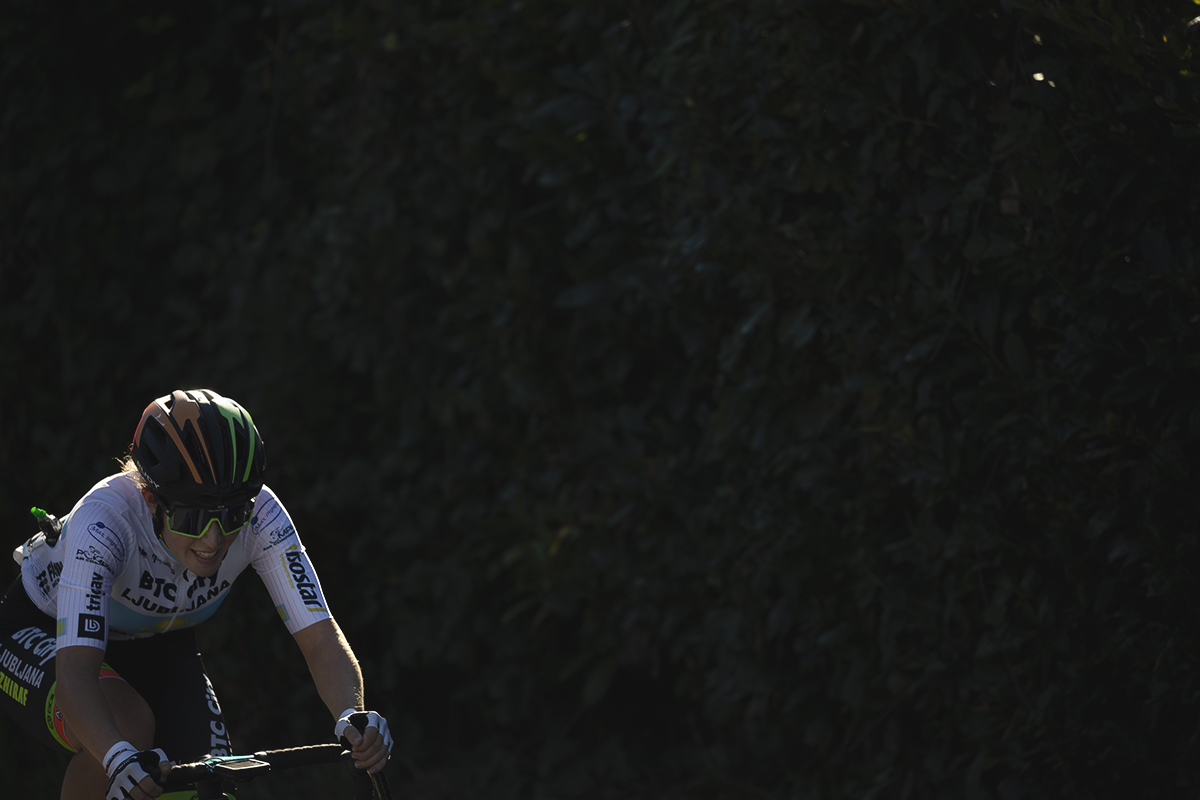 Tre Valli Varesine Women’s Race 2025 - Yelizaveta Sklyarova forces a smile as she pushes on up a climb